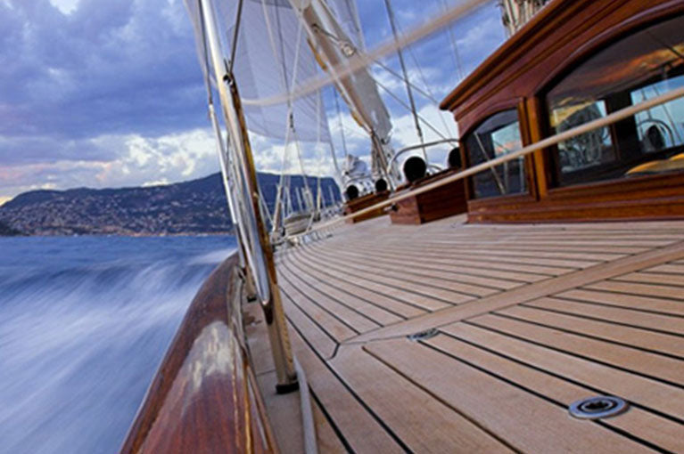 MENSWEAR FOR CRUISES AND NAUTICAL WEAR